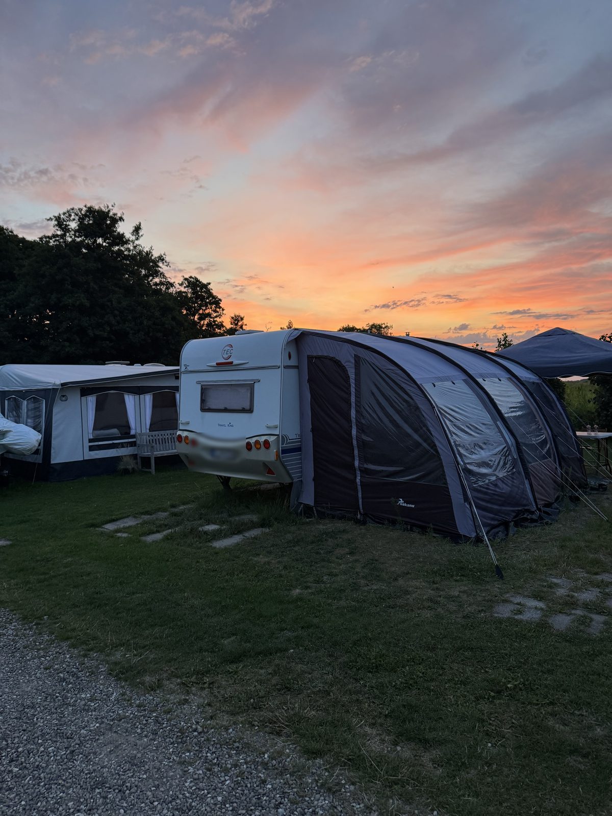Abendstimmung auf dem Stellplatz (Vorzelt nicht im Lieferumfang)