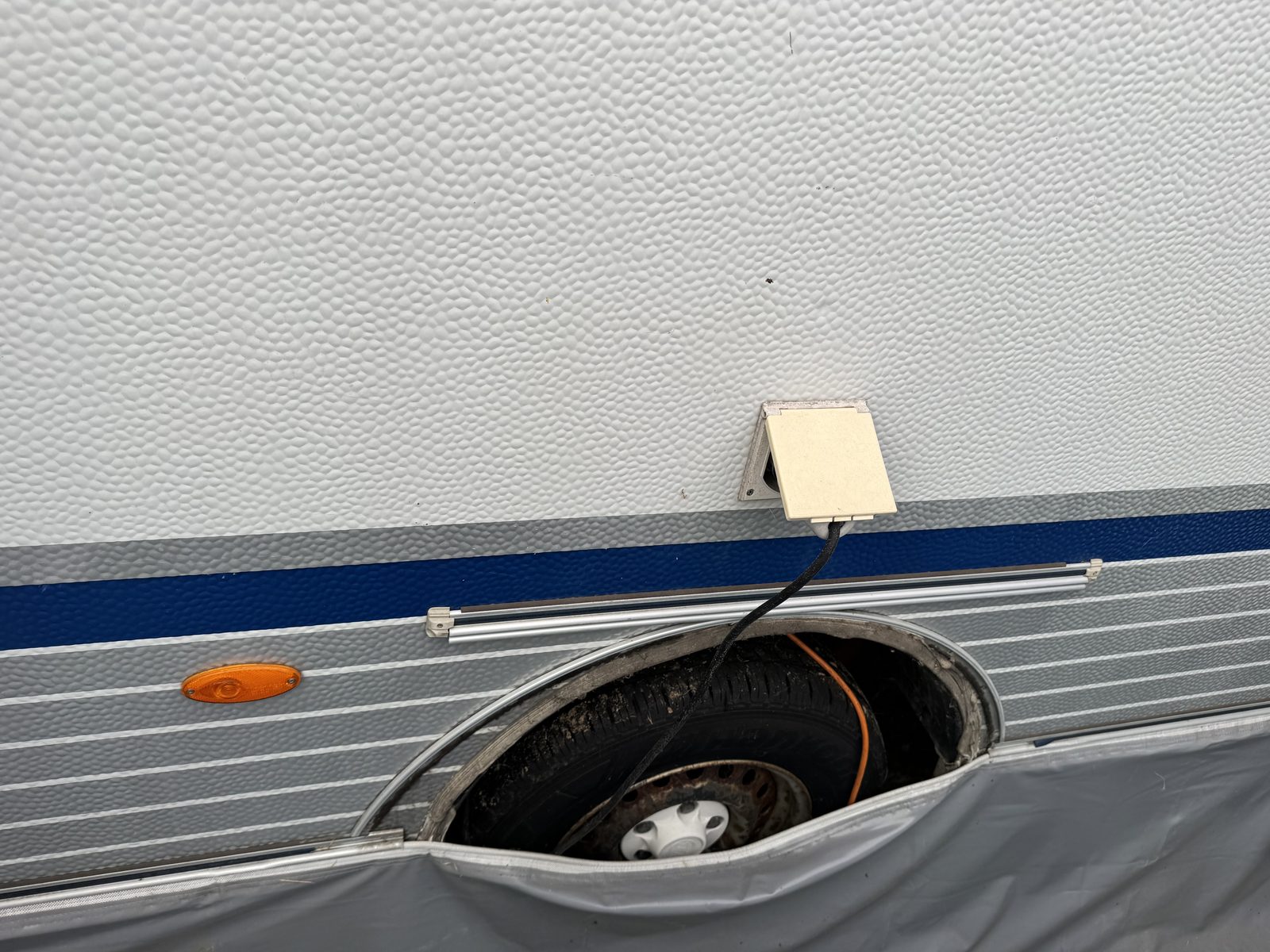Radkasten mit Bodenschürze, darüber die Außensteckdose