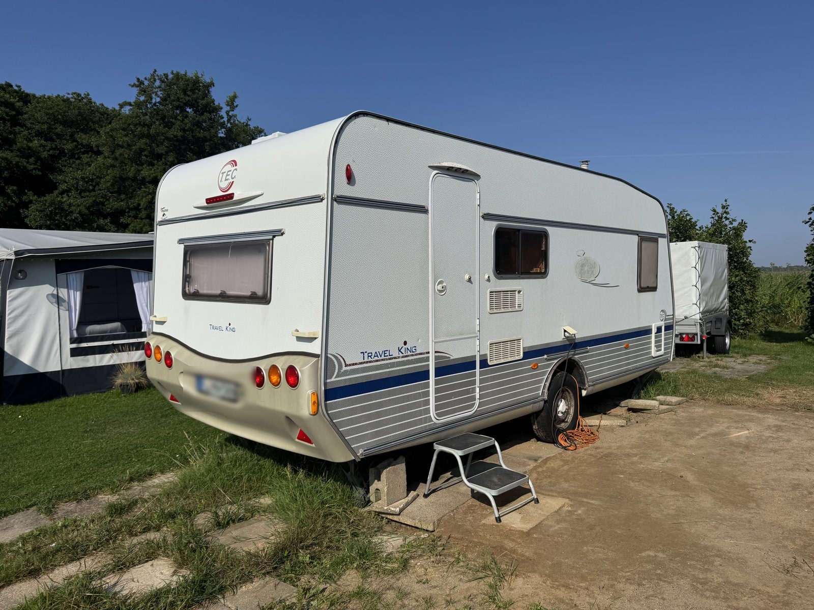 Seite mit Fenstern und Serviceklappe