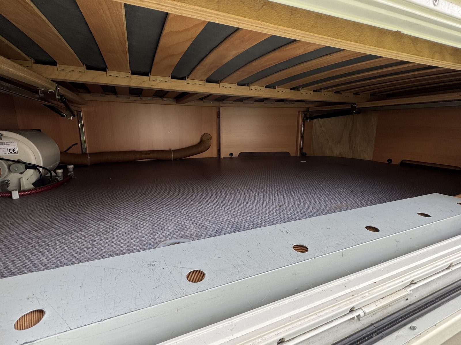 Kofferraum unter dem Bett