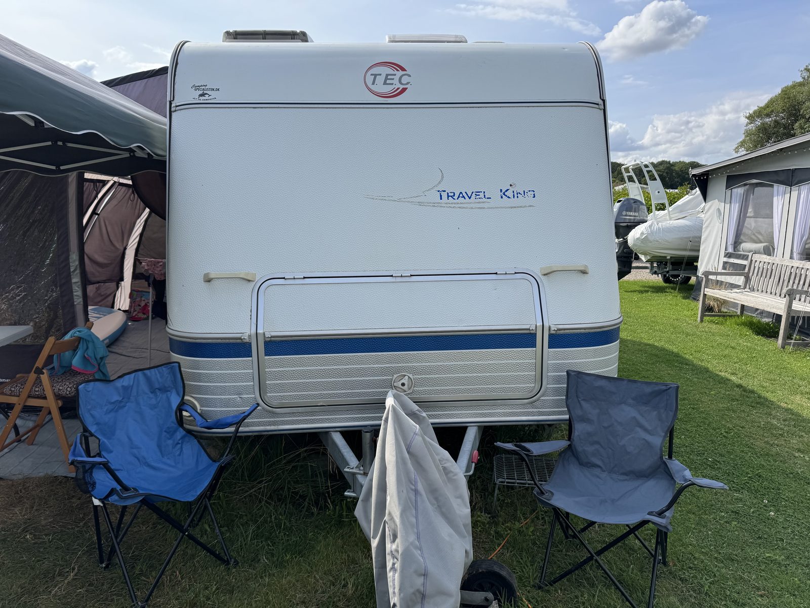 Aufgebaut auf dem Stellplatz (Vorzelt nicht im Lieferumfang)