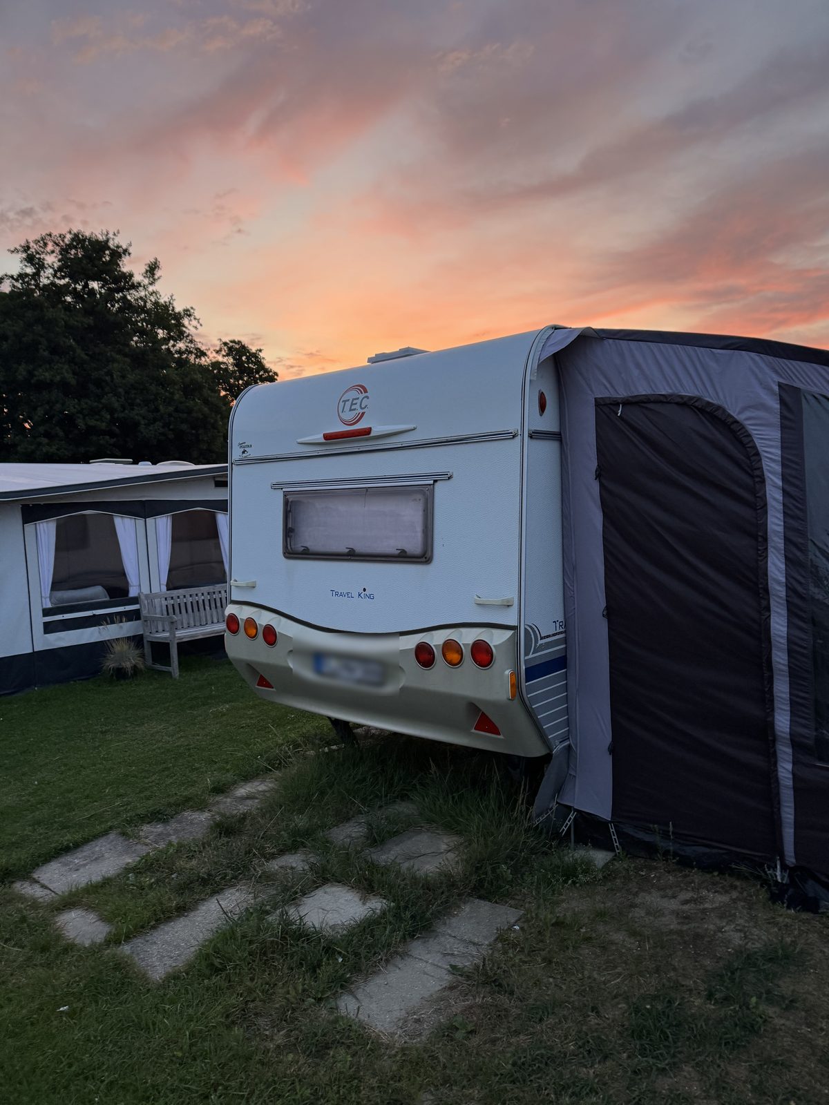 Heck in der Abendsonne (Vorzelt nicht im Lieferumfang)