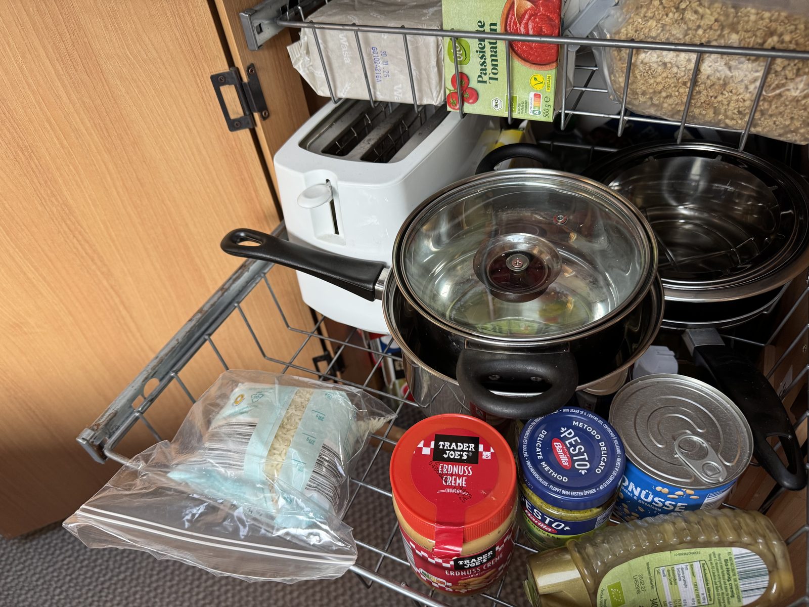 Töpfe, Pfannen, Toaster und Geschirr