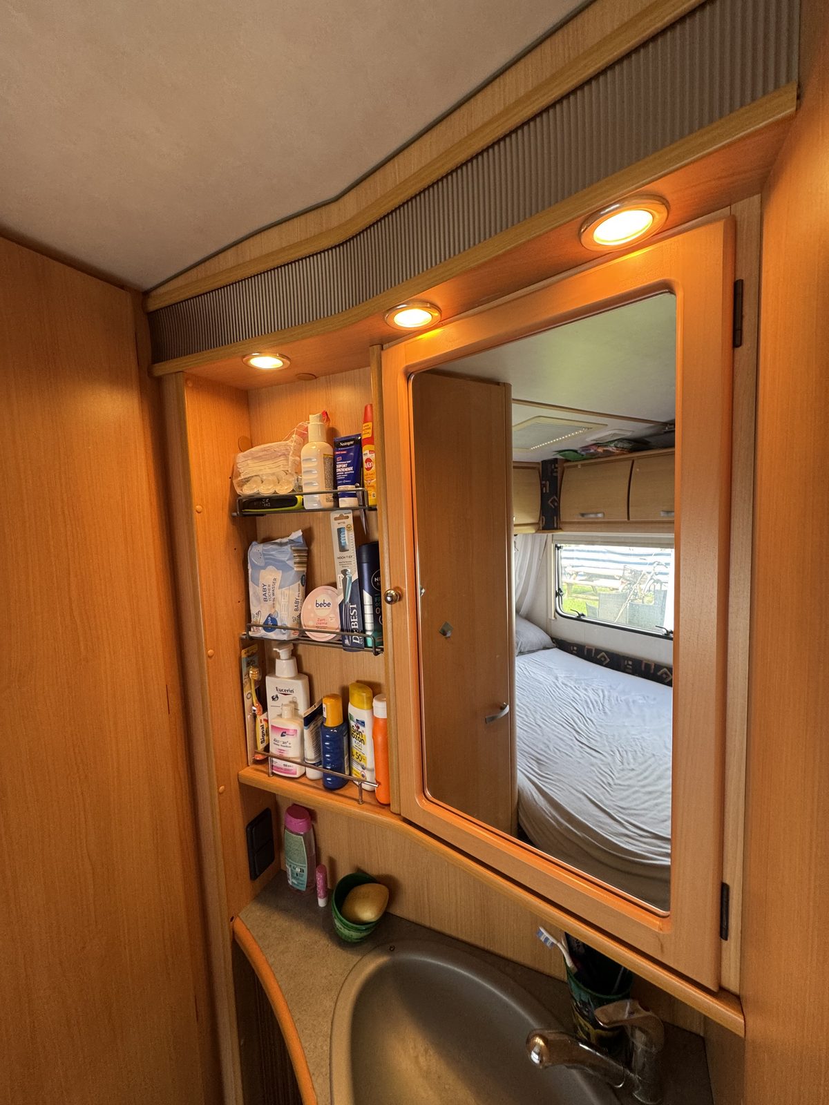 Spiegelschrank mit Beleuchtung