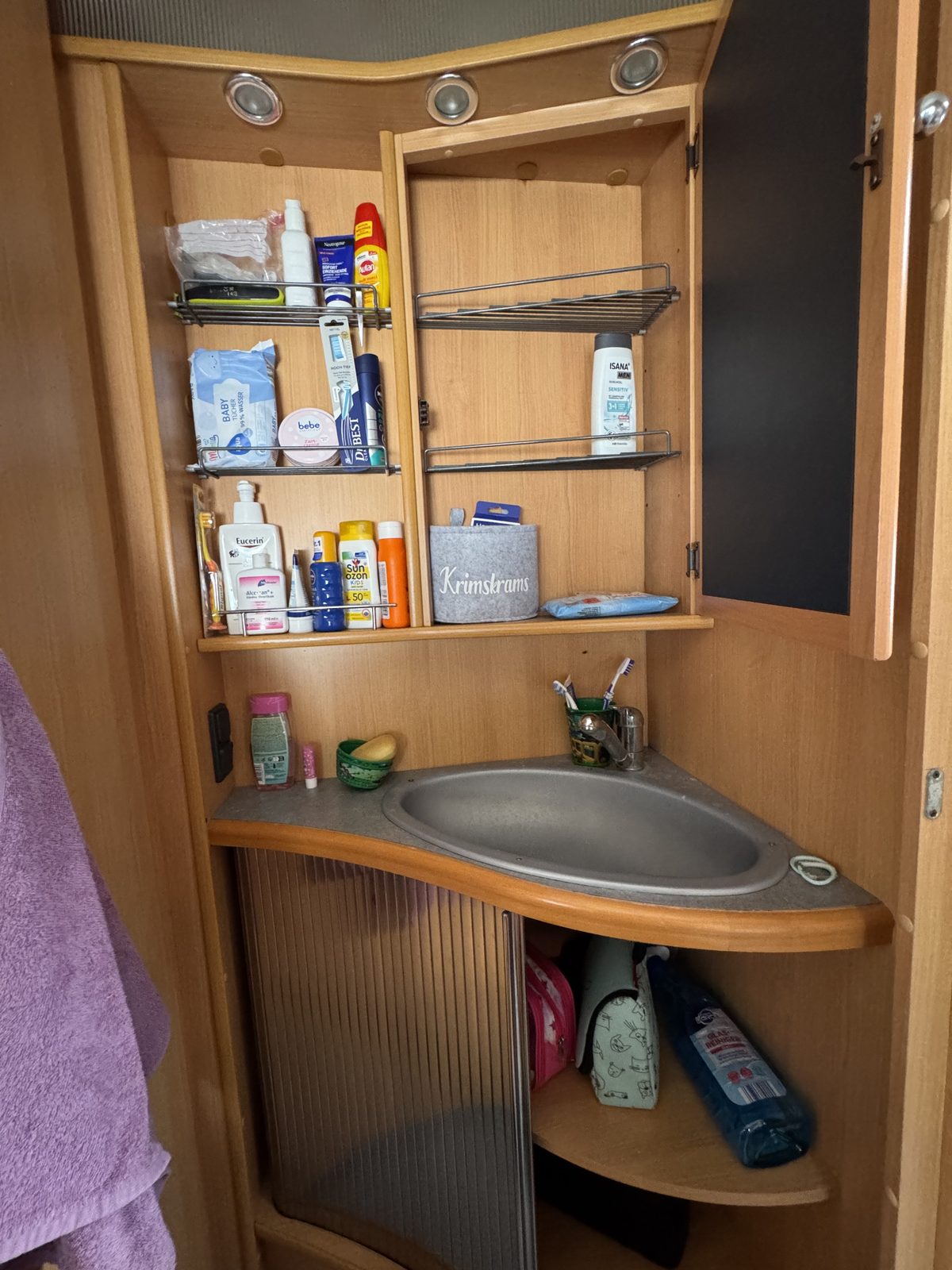 Bad mit Waschbecken und Spiegelschrank