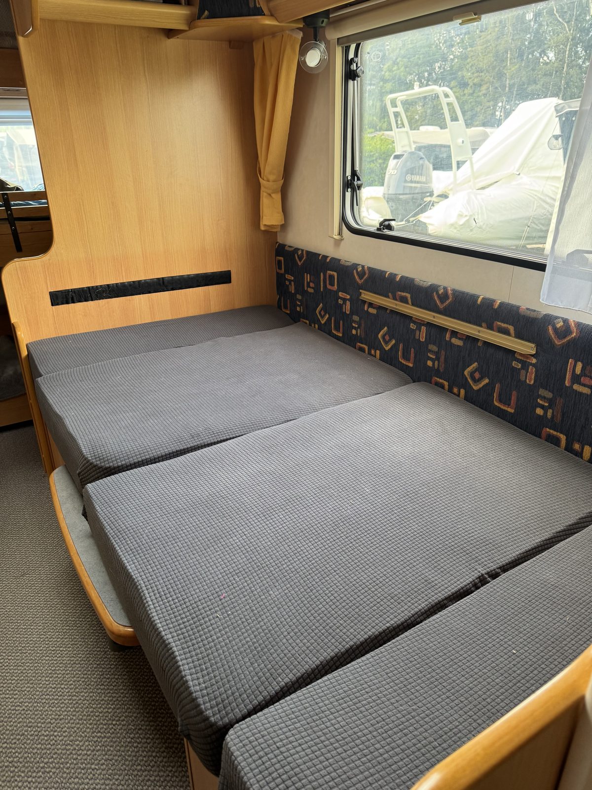 Sitzgruppe zum Extrabett umgebaut
