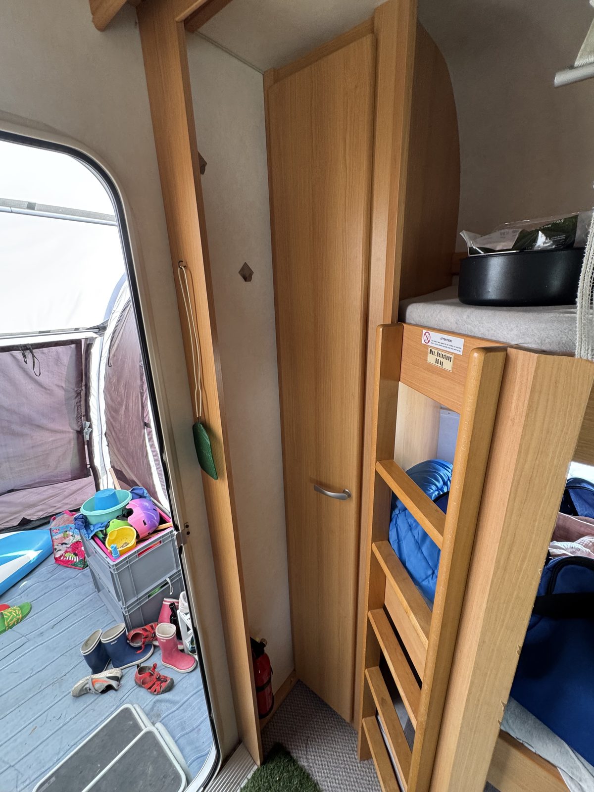 Schrank neben dem Stockbett