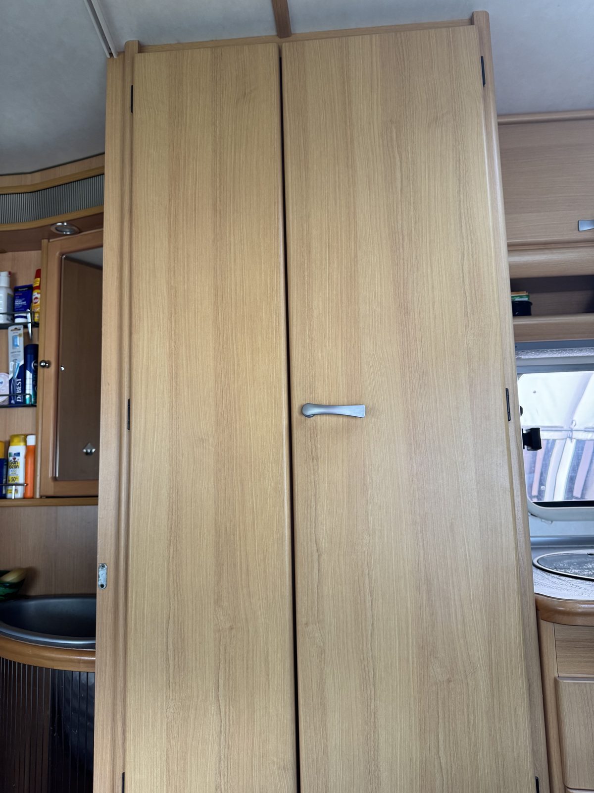 Hoher Schrank mit Organizer