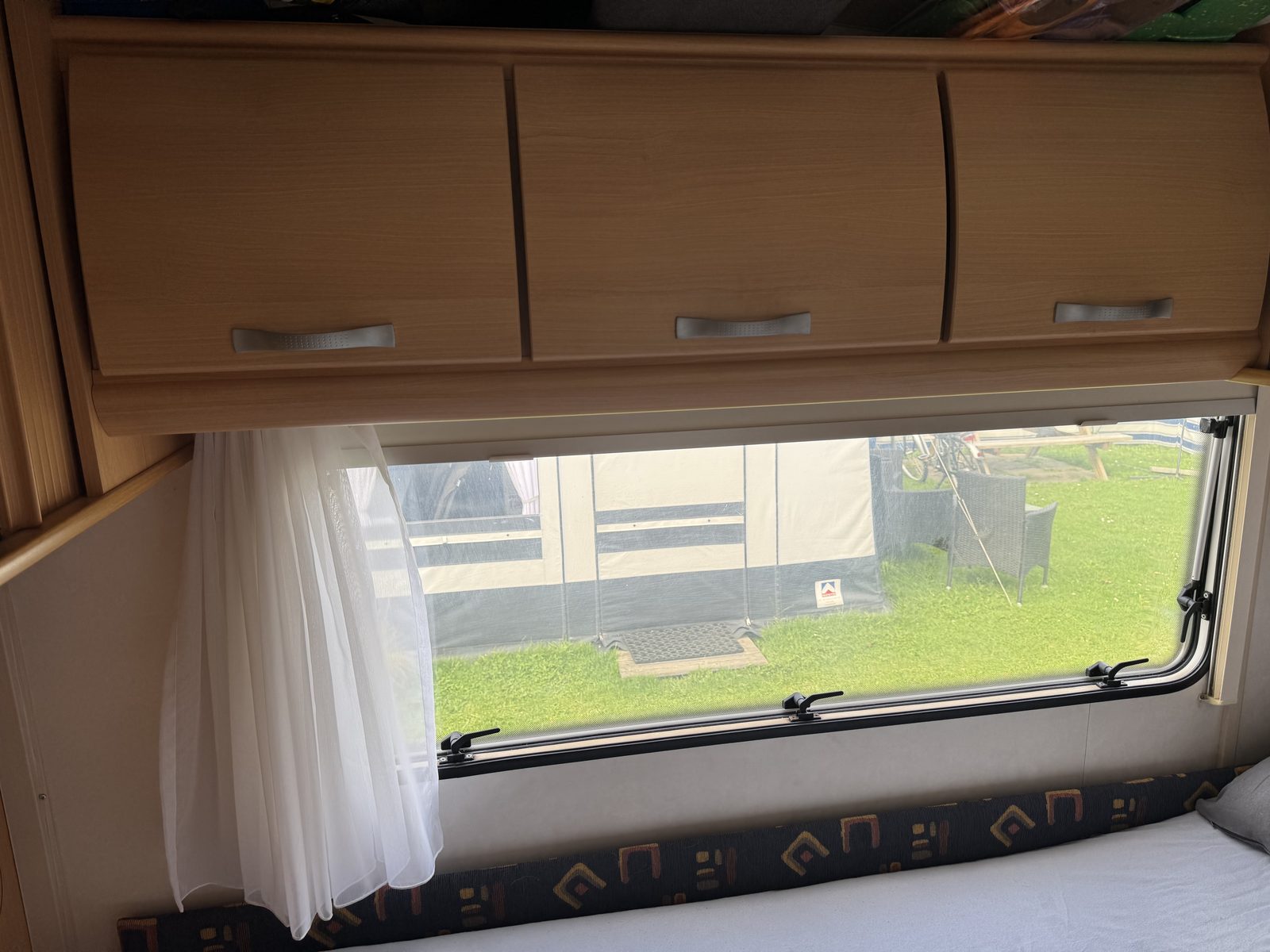 Oberschränke über dem Bett