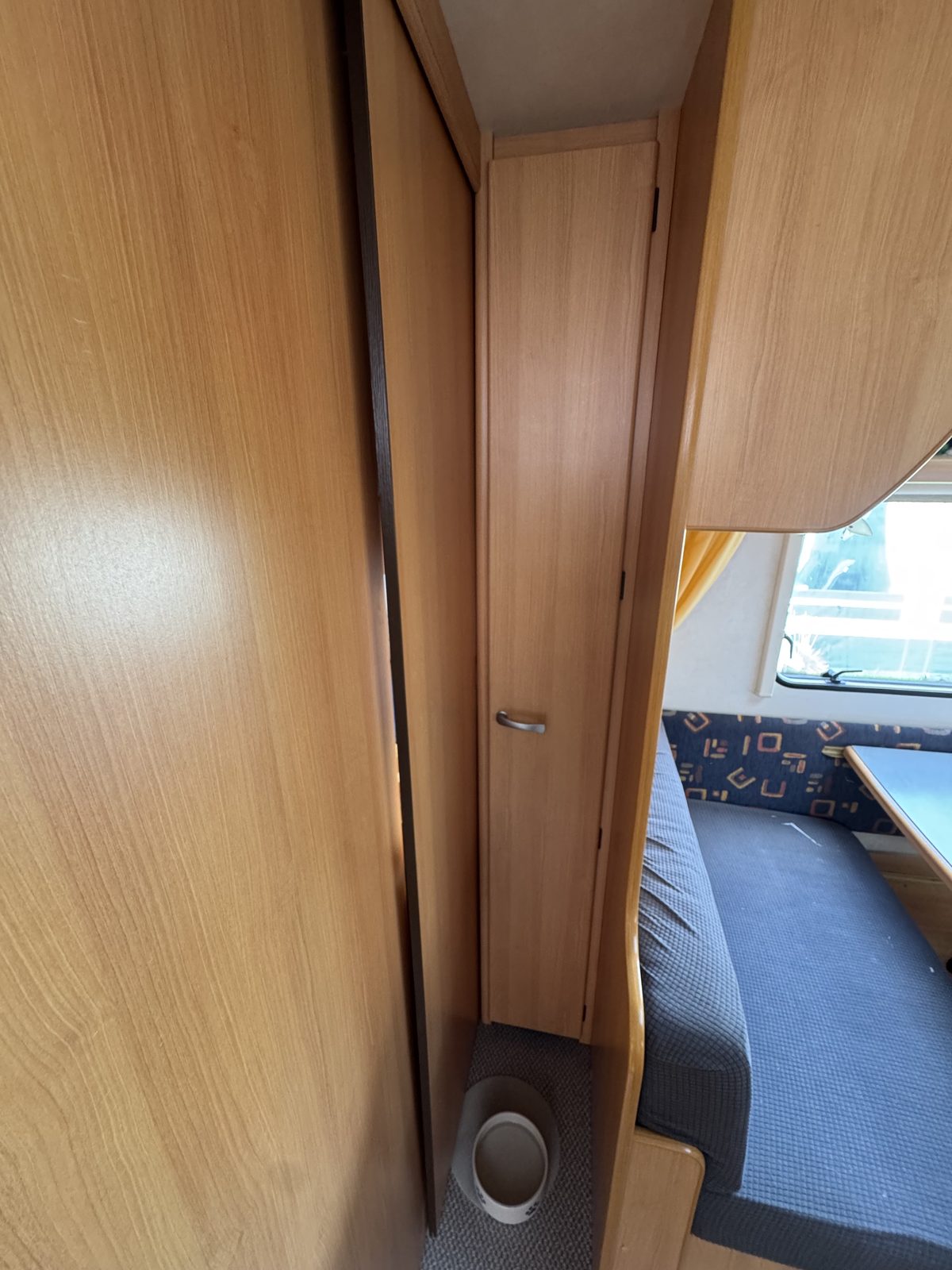 Schrank neben der Sitzgruppe