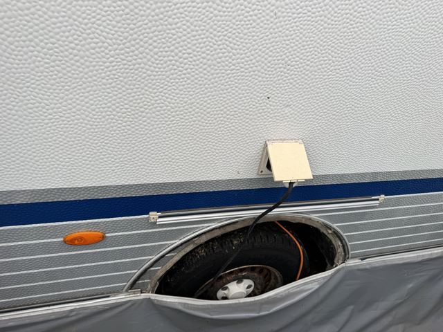Radkasten mit Bodenschürze, darüber die Außensteckdose