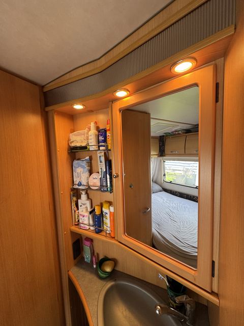Spiegelschrank mit Beleuchtung