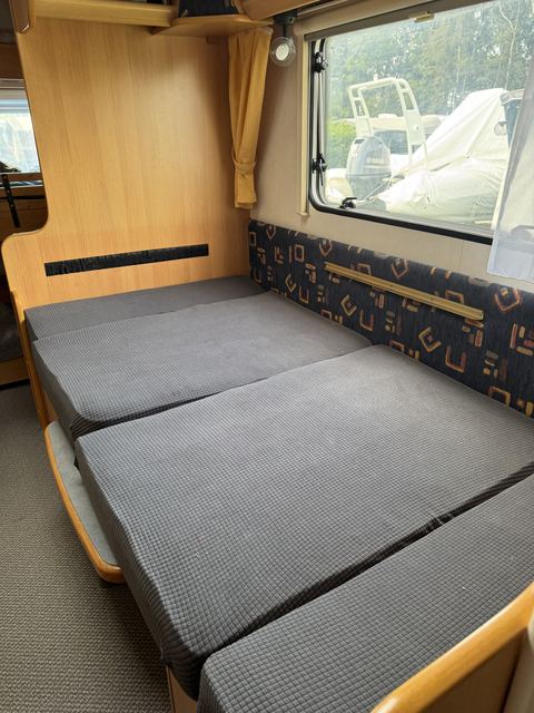 Sitzgruppe zum Extrabett umgebaut