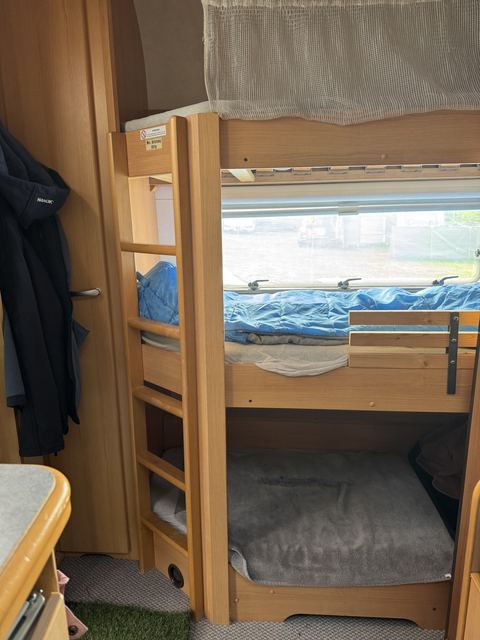 Stockbett mit Aufstiegsleiter