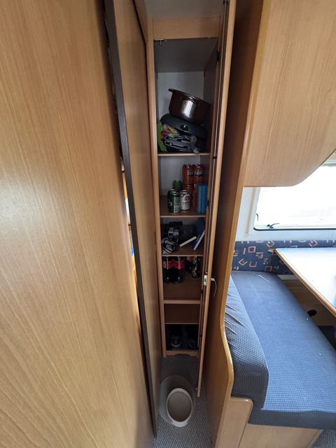 Hochschrank geöffnet