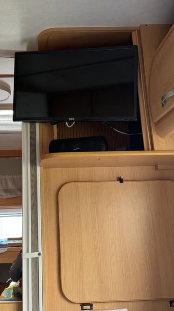 TV mit DVD-Player auf Schwenkhalterung